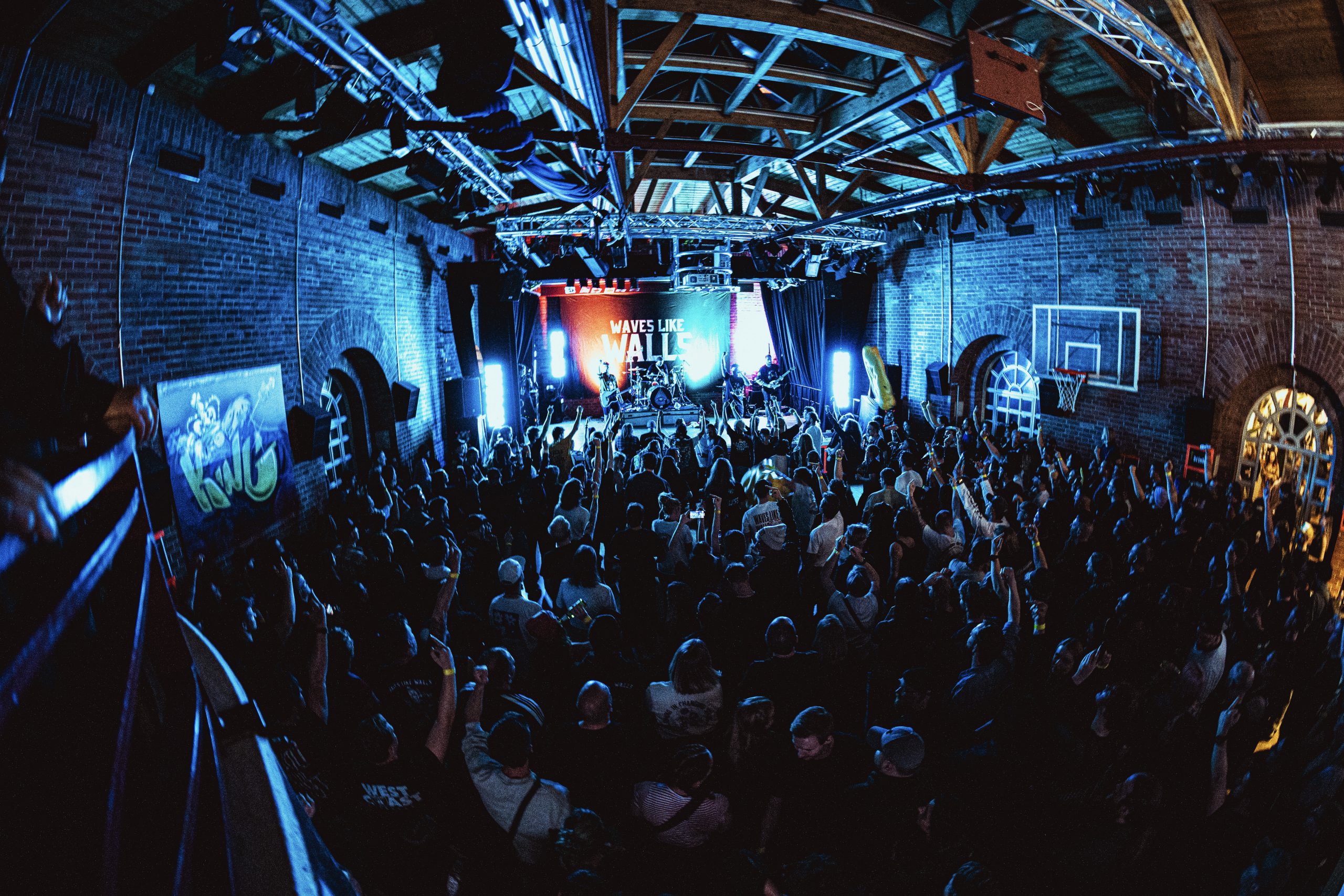 104-Waves like Walls-F&FF-17_05-C-043