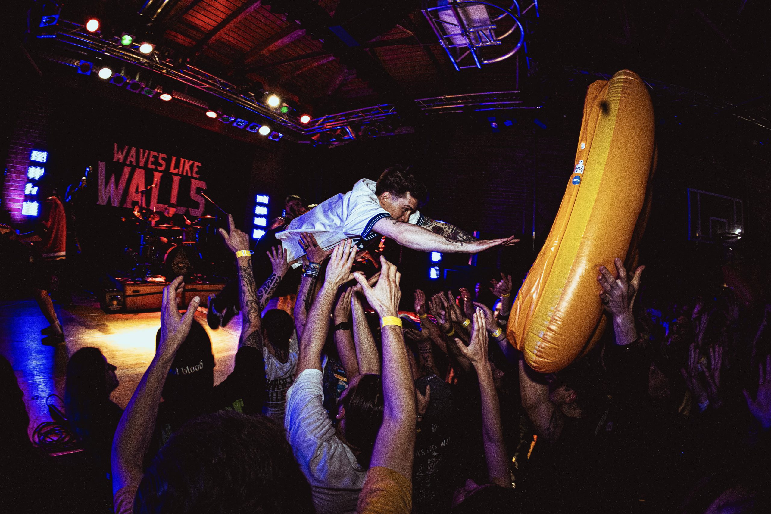 110-Waves like Walls-F&FF-17_05-C-037