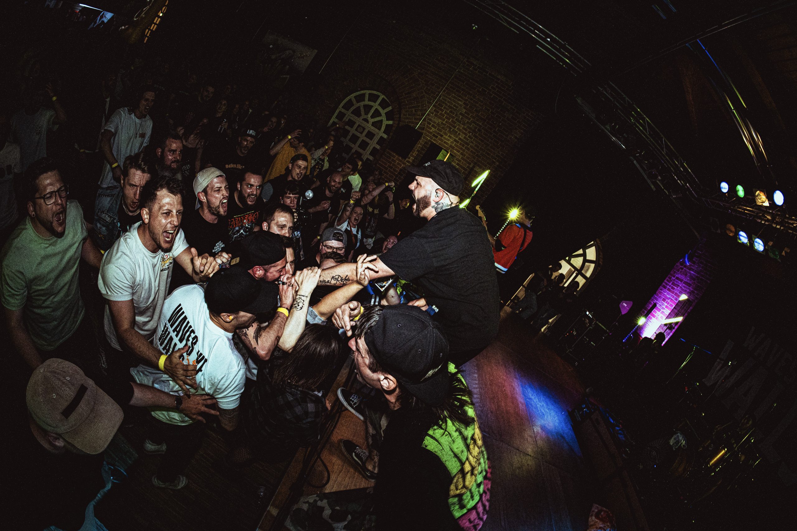 97-Waves like Walls-F&FF-17_05-C-050